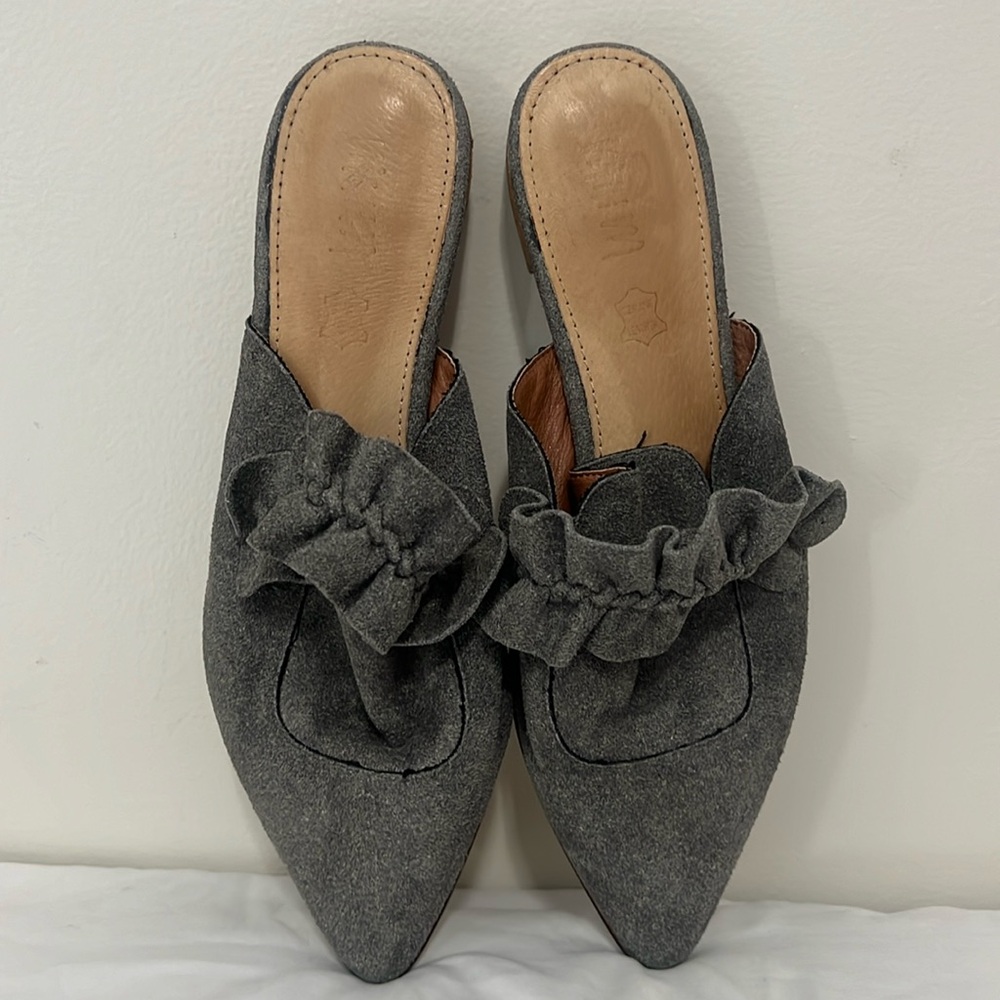 Mi.im light gray suede slide in size 10